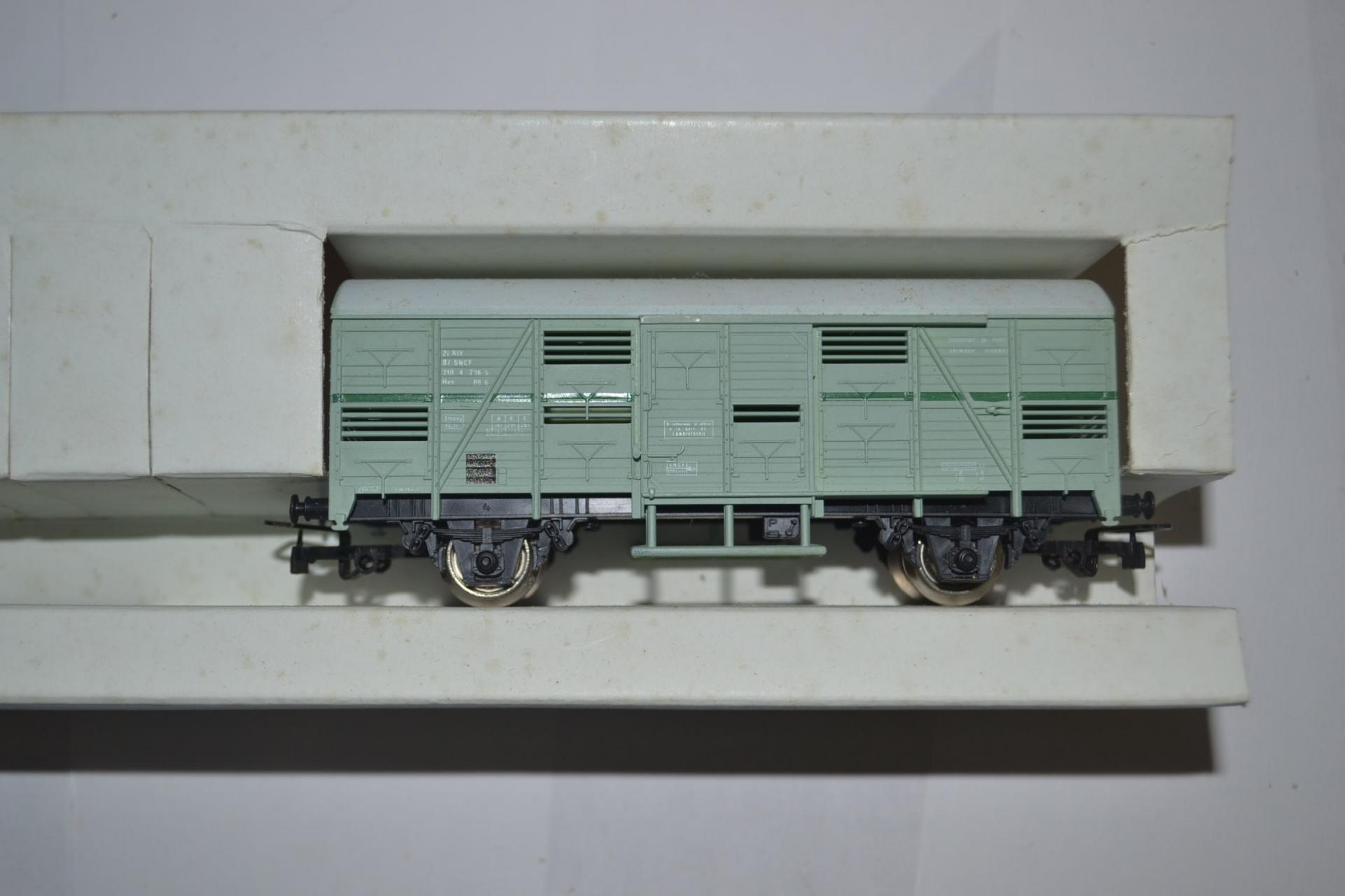 Wagon couvert transport animaux vert